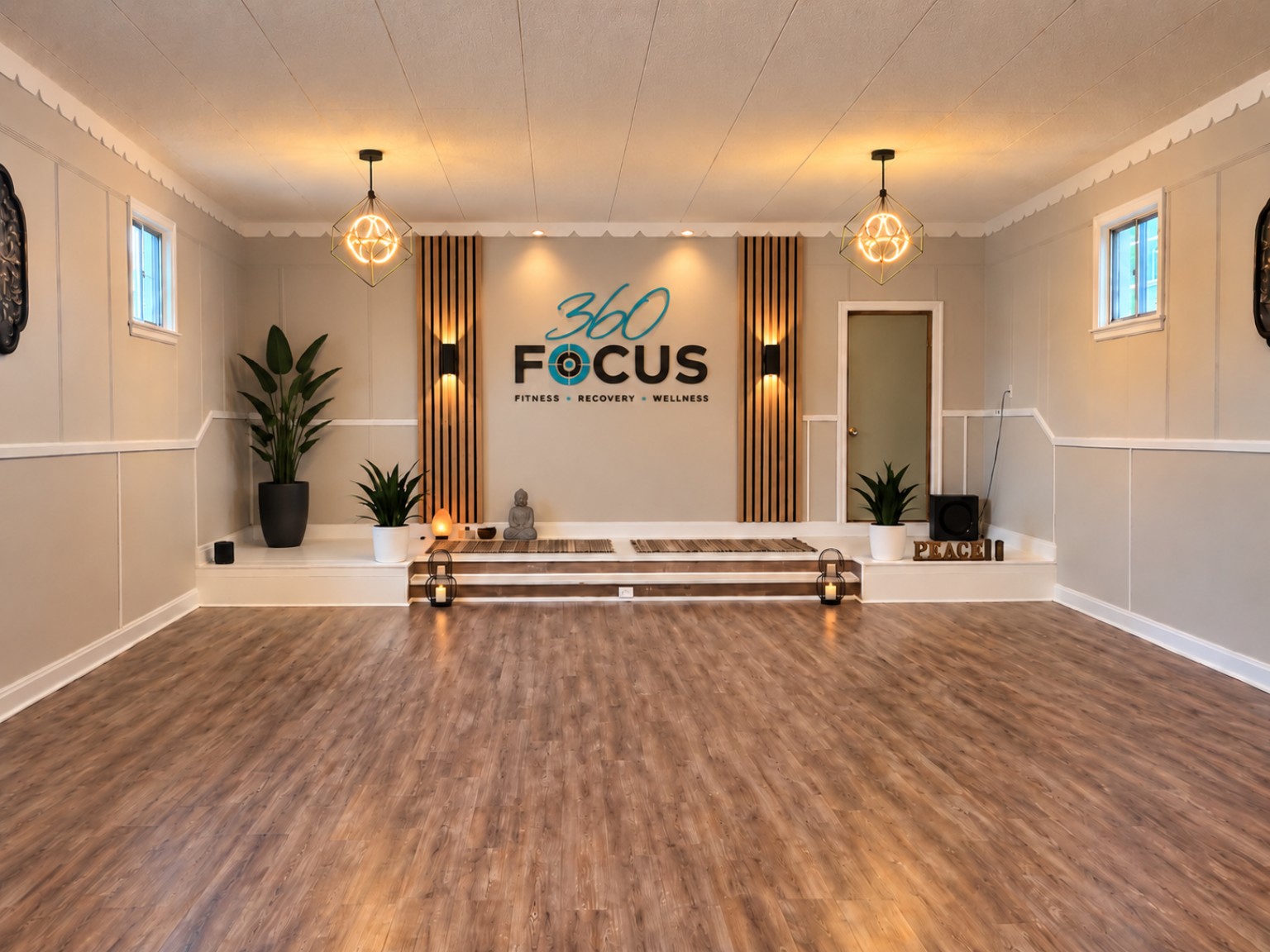 Design concept of the 360 FOCUS Studio: an open space with wood-look flooring, warm lighting, plants and the 360 FOCUS logo